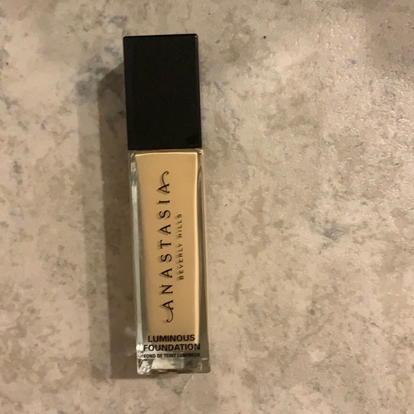 Anastasia Beverly Hills foundation - Picture 1 of 2